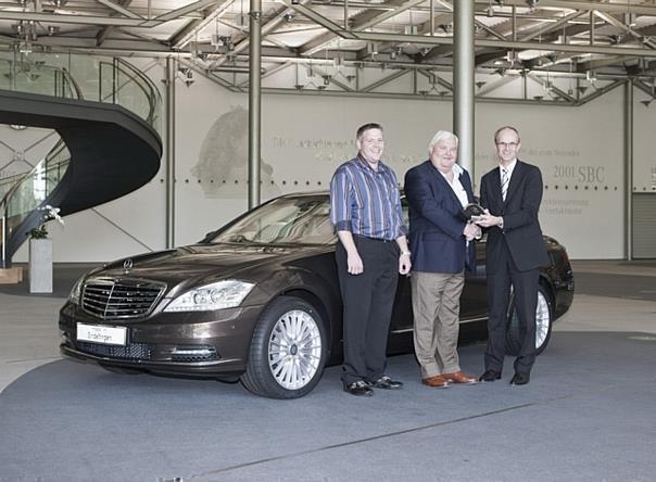 Schlüsselübergabe für die 500.000ste S-Klasse: Dr. Willi Reiss, Leiter Mercedes-Benz Werk Sindelfingen, mit dem Kunden Peter Ihl und dessen Sohn (von rechts).